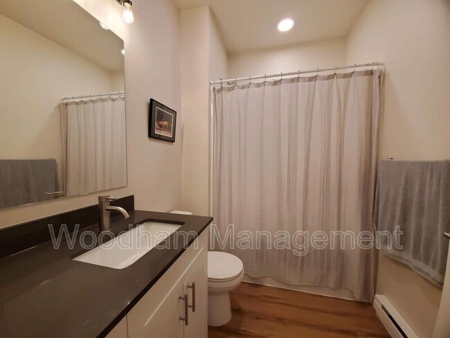 Building Photo - 2222B Willow Dr