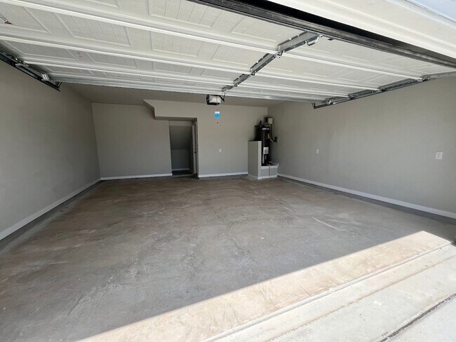 Building Photo - Want luxury living in the Far West ...Look no further...Amanda Park is it!