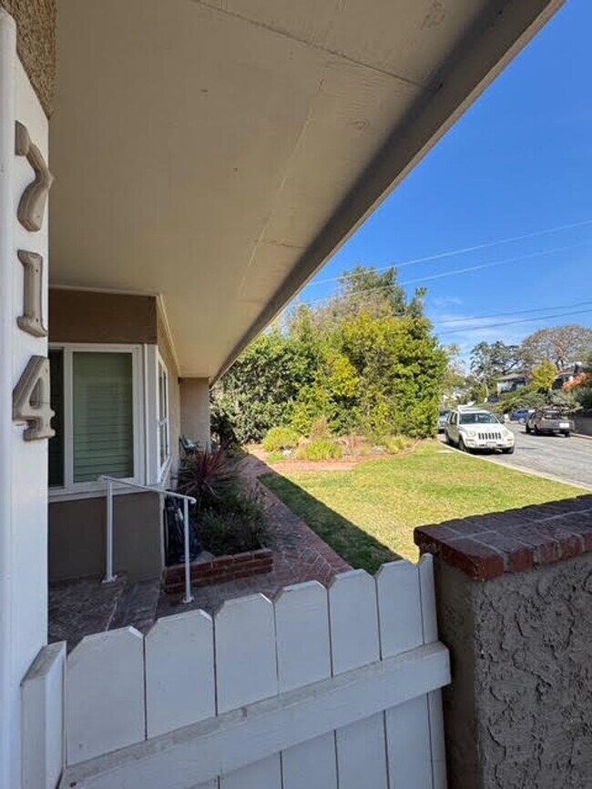 Building Photo - 714 Oceanview Dr