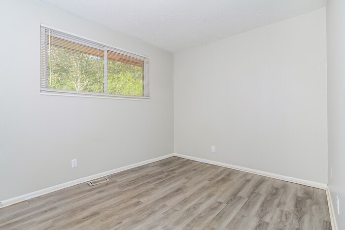 Building Photo - 800 Kenmar Dr