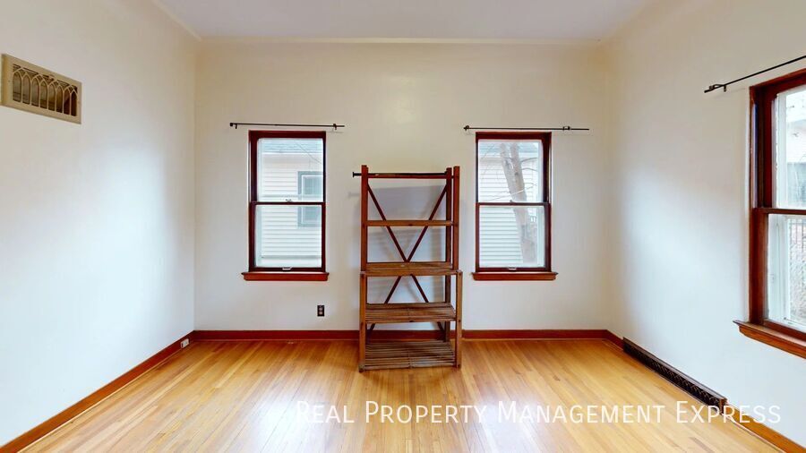 Building Photo - Beautiful 4 Bedroom 1.5 Bath Single Family Home in Central Sioux Falls