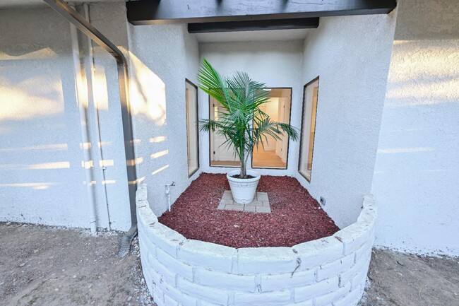 Building Photo - 8418 N Del Mar Ave
