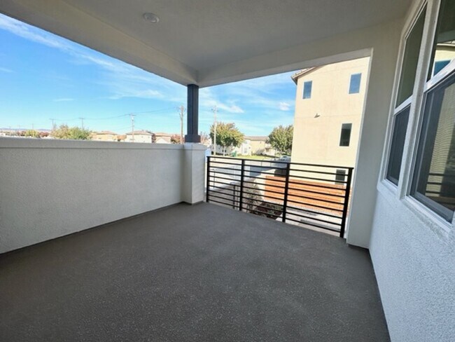 Building Photo - Boulevards End Unit Townhouse, 3 Bed / 2.5 Bath, Amenities, Close to 580 - This is a 3-6 month sh...
