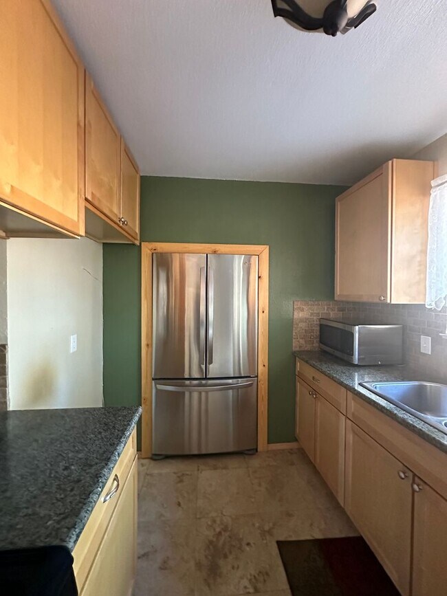 Building Photo - Well Kept Home in Quiet Neighborhood with ...