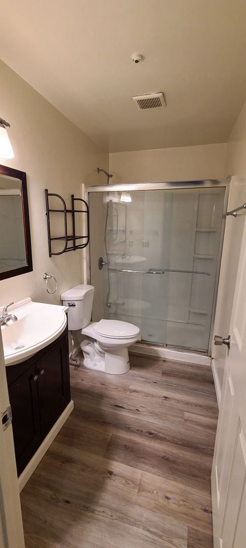 Building Photo - 3 Bedroom Condo in great Location Available Soon!