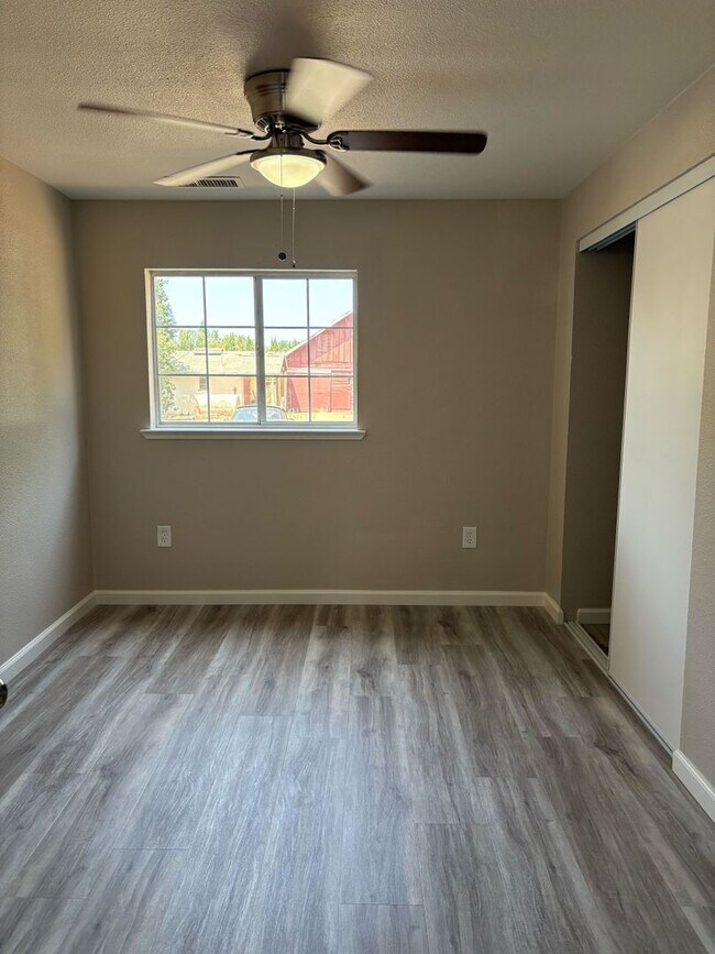 Building Photo - 10036 Van Ruiten Ln