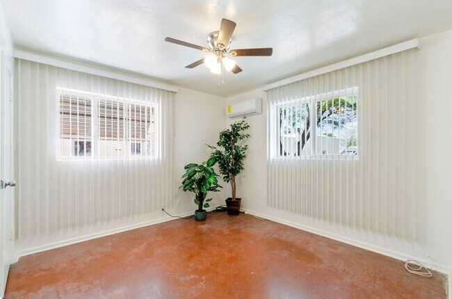 Building Photo - Recently Remodeled Gem! Steps Away from U of A Main Campus!