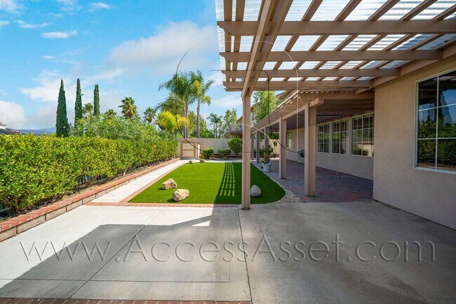 Building Photo - Huge 5 Bed/ 3.5 Bath Home In Desirable Gated Rancho Madera community In Temecula!