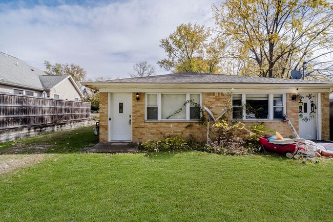 Primary Photo - Bright & Inviting 2BR Home Near the Monon Center