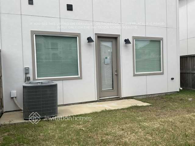 Building Photo - 10518 Executive Lake Dr