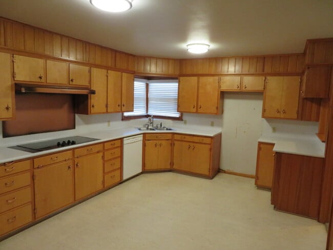 Building Photo - Beautiful Large Home On Approximately 2 Acres!