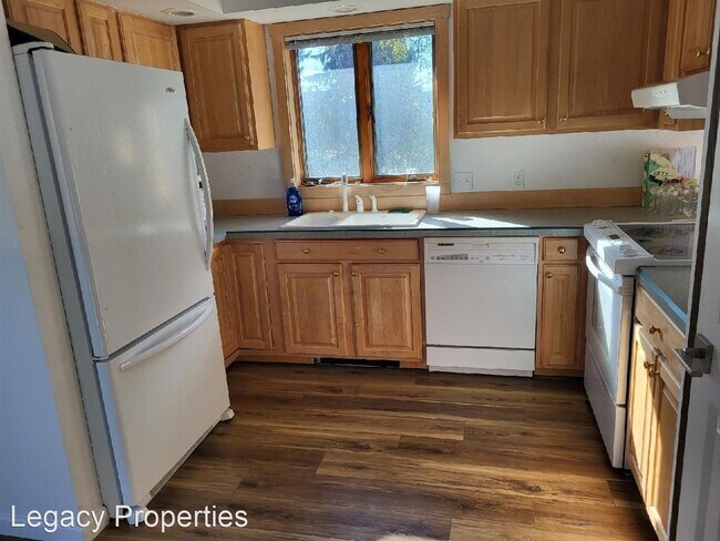 Building Photo - 4 br, 3 bath House - 110 W Graf St.