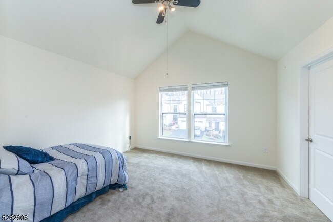 Building Photo - 5 White Aster Ct