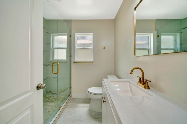 Building Photo - 10951 Whitegate Ave