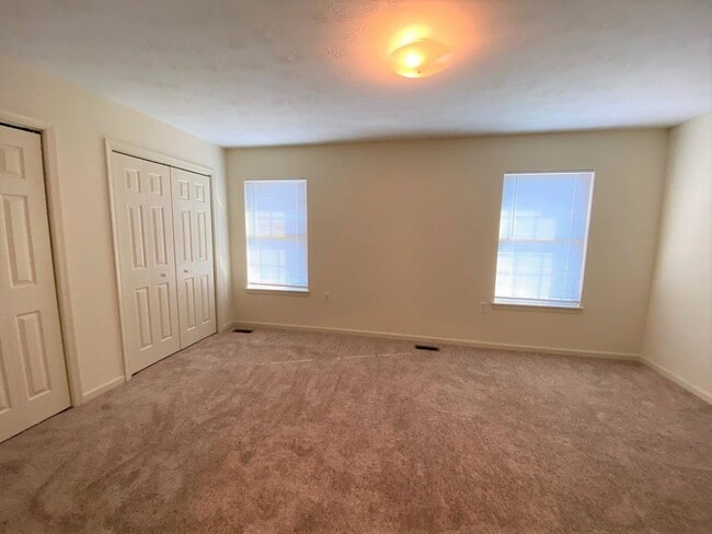 Building Photo - Spacious End Unit Townhouse with 2 Maste Suites 1920 Square Feet