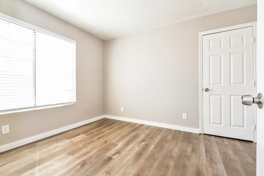 Building Photo - 8073 Boardwalk Way