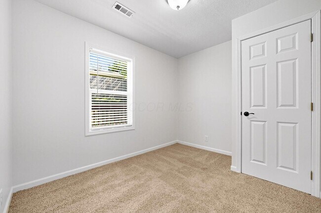 Building Photo - 455 Lakeview Dr