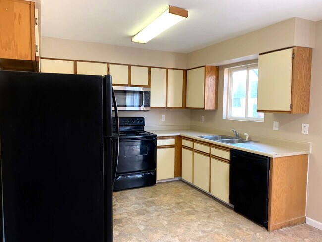 Building Photo - "Spacious 4-Bedroom Haven with 2 Full Baths in Prime Fort Collins Location!"