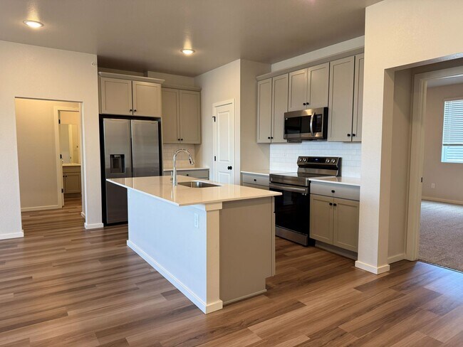 Building Photo - Beautiful Home in Windsor with Internet Included!