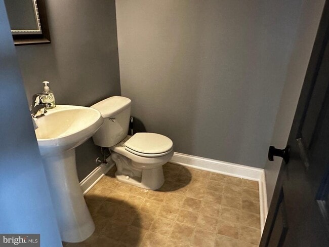 Building Photo - 2732 Shelburne Rd