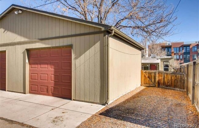 Building Photo - Updated 2-bedroom, 1-bath townhouse in the...