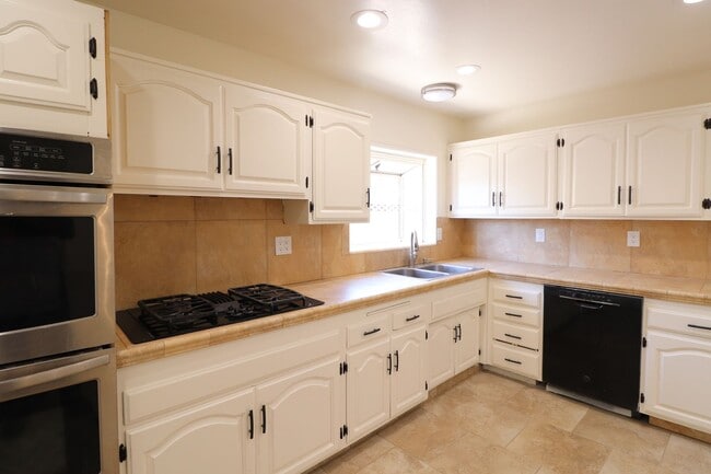 Building Photo - **Spacious 4-Bedroom Home for Rent – Northeast Santa Maria**