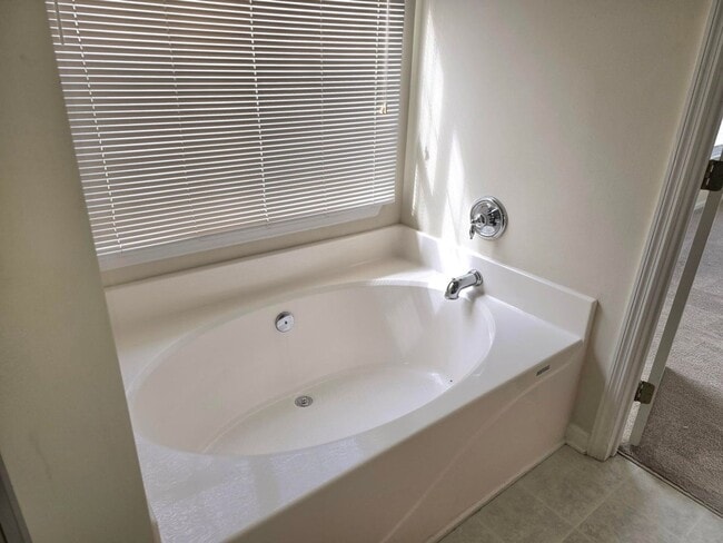 Building Photo - 4Br 2.5Ba in Grand Oaks with Pool Access!