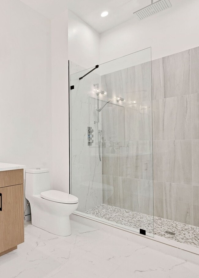 Building Photo - 2127 W Madison St