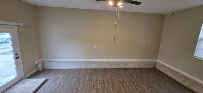 Building Photo - 2902 Meadowhill Dr