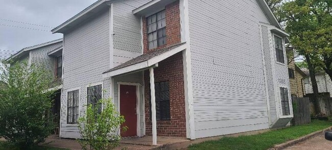 Building Photo - Two story apartment