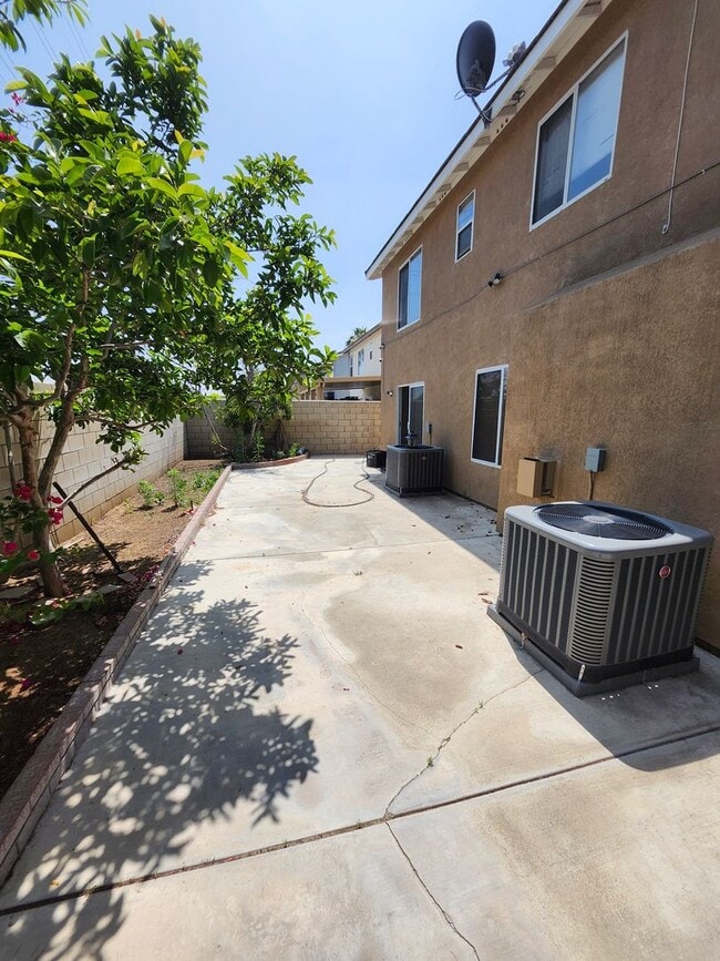 Building Photo - Beautiful 5 Bedroom House fully remodeled....