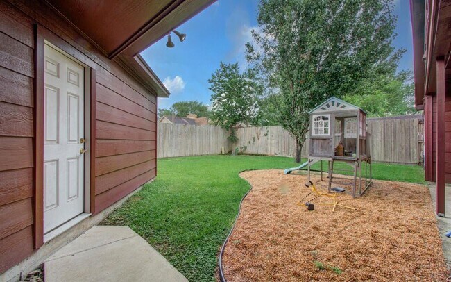 Building Photo - 5339 Holly View Dr