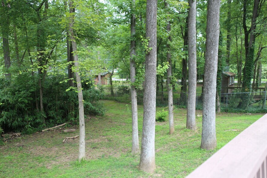 Fenced yard - 4004 Inwood Dr