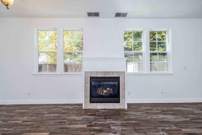 Building Photo - MOVE IN SPECIAL!!! $500 OFF FIRST MONTHS RENT! Come check out this lovely 3 bedroom 2.5 bath home...