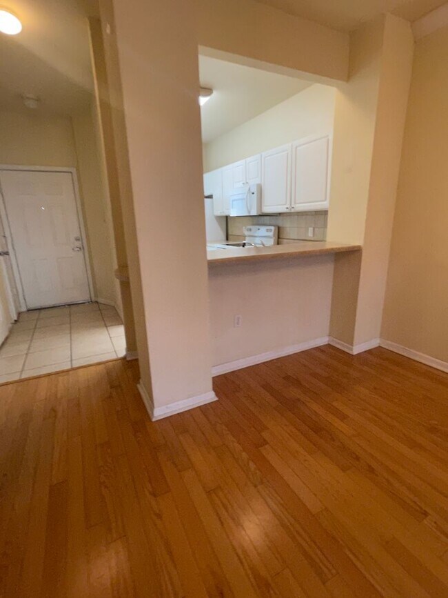 Building Photo - Beautiful 2 bedroom 2.5 bathroom townhome