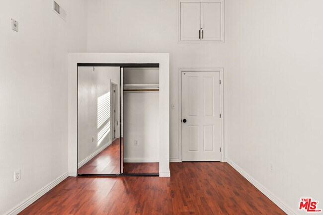 Building Photo - 2667 Menlo Ave