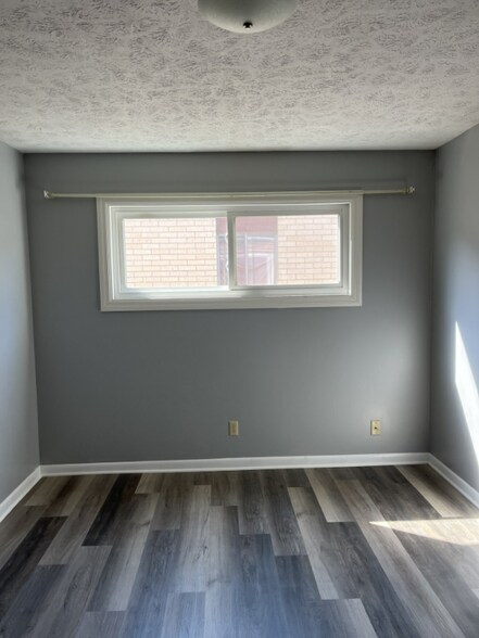 Building Photo - 650 E 12th St