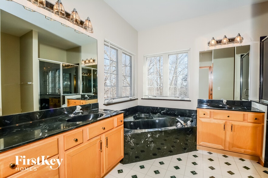 Building Photo - 12 Fox Bluff Ct