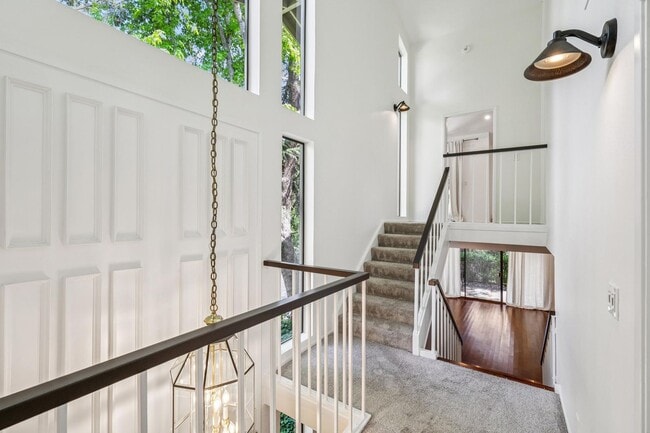 Building Photo - Luxury 3-Level Townhome in Highly Desirable Sharon Heights Neighborhood