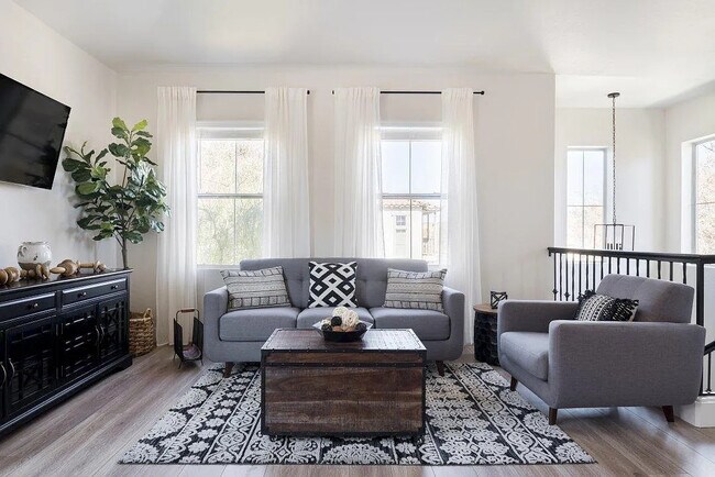 Interior Photo - 156 W Laurel Ct