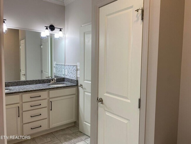 Building Photo - Single Level Home with 2 bedrooms + Separa...