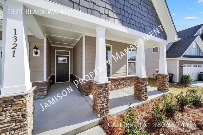 Building Photo - 1321 Black Walnut St