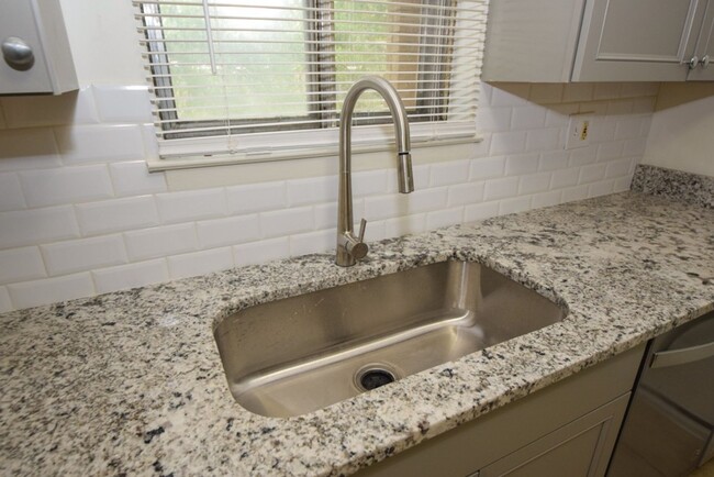 Building Photo - MUST SEE Luxury Condo in the heart of Midt...