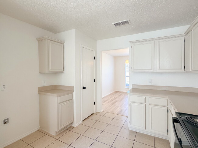 Building Photo - 4-Bedroom, 2.5-Bath, 2 Story Home in Fort Worth!