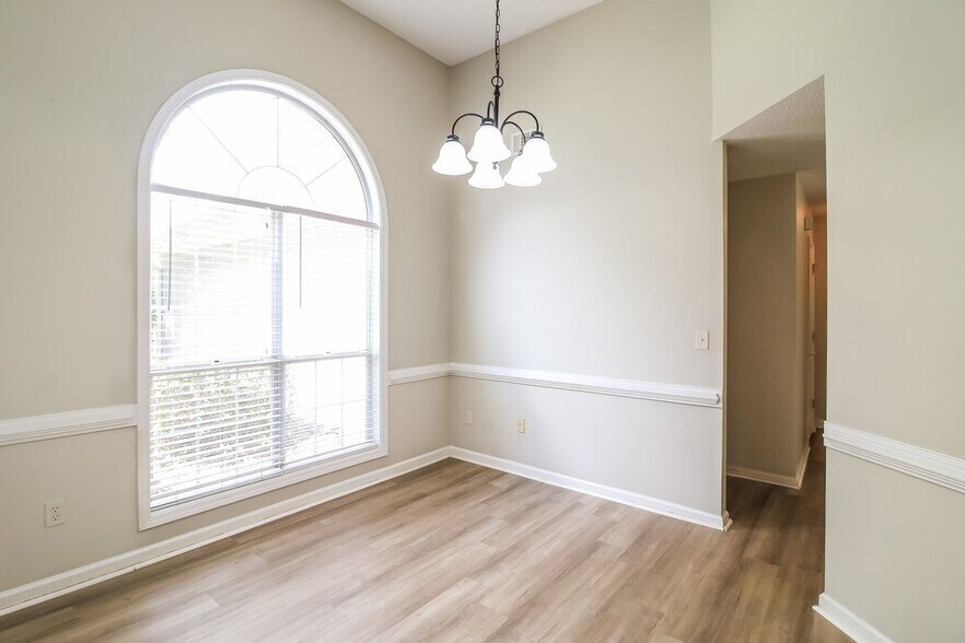 Building Photo - 1303 Vine Cir