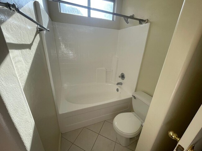 Building Photo - 837 E Glenmere Dr