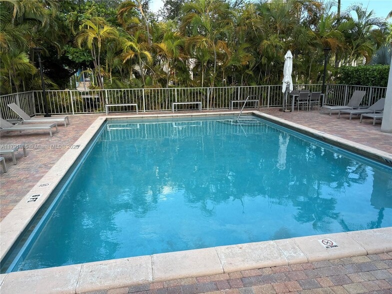Huge pool & pool area - 575 Crandon Blvd