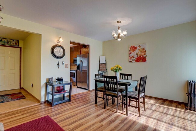 Building Photo - 3 Bed 2.5 Bath Townhome with Garage