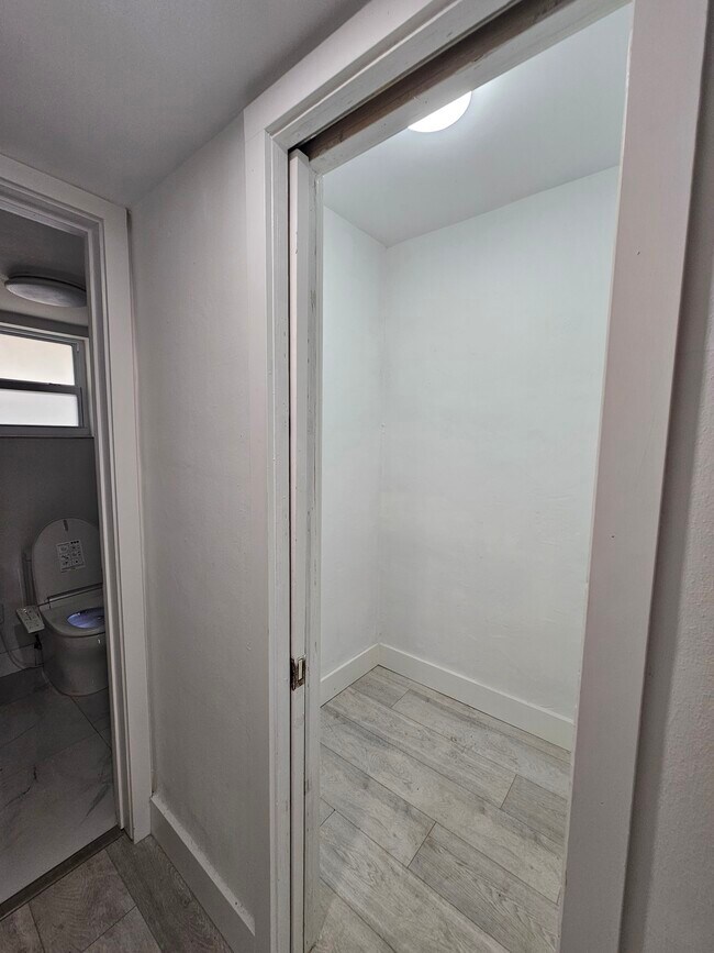 Building Photo - 20111 NE 27th Ct