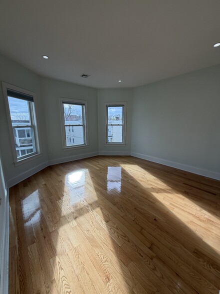 Building Photo - 27 Lyon St